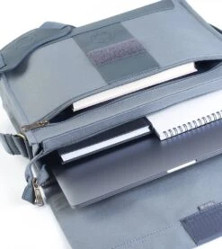 Nors-Brixton Messengertas Basalt -Liora Luxe Winkel 1071x1200 5