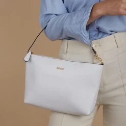 Guess Katey Perfect Tote Dames Shopper - Wit 19 Guess Katey Perfect Tote Dames Shopper - Wit -Liora Luxe Winkel 1200x1200 131