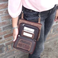 Leather Design Leren Schoudertasje / Heuptasje Groen 17 Leather Design Leren Schoudertasje / Heuptasje Groen -Liora Luxe Winkel 1200x1200 182