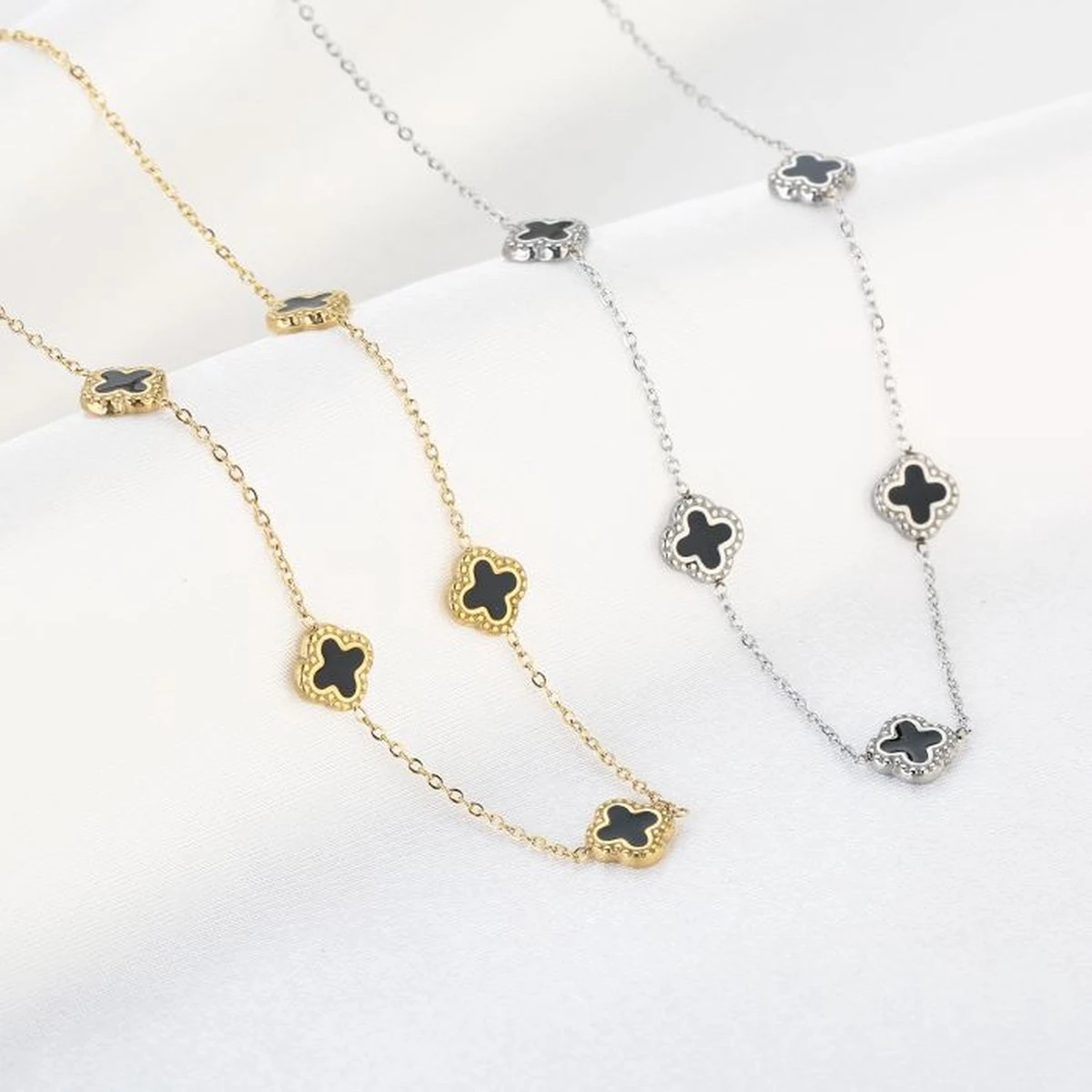 Bijoutheek Collier Klavers Gekleurd Rood 5 Bijoutheek Collier Klavers Gekleurd Rood - Afbeelding 3