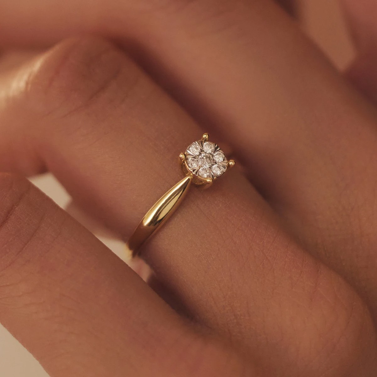 Isabel Bernard De La Paix Hanaé 14 Karaat Gouden Ring | Diamant 0.14 Ct | - Goudkleurig 5 Isabel Bernard De La Paix Hanaé 14 Karaat Gouden Ring | Diamant 0.14 Ct | - Goudkleurig - Afbeelding 3