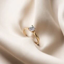 Isabel Bernard De La Paix Hanaé 14 Karaat Gouden Ring | Diamant 0.14 Ct | - Goudkleurig 13 Isabel Bernard De La Paix Hanaé 14 Karaat Gouden Ring | Diamant 0.14 Ct | - Goudkleurig -Liora Luxe Winkel 1200x1200 346