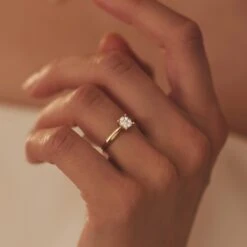 Isabel Bernard De La Paix Hanaé 14 Karaat Gouden Ring | Diamant 0.14 Ct | - Goudkleurig 14 Isabel Bernard De La Paix Hanaé 14 Karaat Gouden Ring | Diamant 0.14 Ct | - Goudkleurig -Liora Luxe Winkel 1200x1200 347