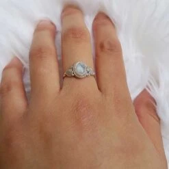 Jewelryz | Laural | Ring 925 Zilver Met Edelsteen Maansteen | 17.00 Mm / Maat 53 -Liora Luxe Winkel 1200x1200 365