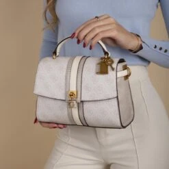 Guess Izzy Dames Crossbody Handtas Kunstleer - Wit 14 Guess Izzy Dames Crossbody Handtas Kunstleer - Wit -Liora Luxe Winkel 1200x1200 42