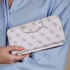 Guess Eco Brenton Dames Large Zip Around - White Logo -Liora Luxe Winkel 1200x1200 720