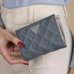 Guess La Femme Dames Billfold Portemonneedrukknop Portemonnee Kunstleer - Blauw 12 Guess La Femme Dames Billfold Portemonneedrukknop Portemonnee Kunstleer - Blauw -Liora Luxe Winkel 1200x1200 723