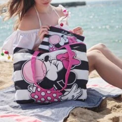 Disney Minnie Mouse - Strandtas Met Rits - Beach Bag - Minnie Mouse Chillin' Gum 46 X 33 X 12 Cm 7 Disney Minnie Mouse - Strandtas Met Rits - Beach Bag - Minnie Mouse Chillin' Gum 46 X 33 X 12 Cm -Liora Luxe Winkel 1200x1200 731