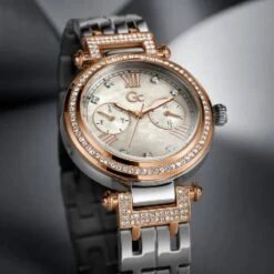 GC - Y78003L1MF - Horloge - Dames - Zilverkleurig - Rosékleurig - Swarovski - Sale Juwelier Verlinden St. Hubert Van €579,= Voor €479,- -Liora Luxe Winkel 1200x1200 753