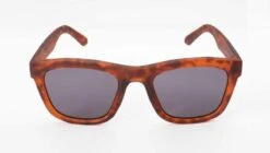 Apeirom Manhattan Zonnebril - TRA-90 Ultra Light Whine Demi Rubber Finish Frame - UV400 - Polycarbonaat Smoke Anti Scratch Lens - Anti Reflect Coating Achterzijde Lens. -Liora Luxe Winkel 1200x679