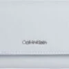 Calvin Klein - Must Trifold Sm Portemonnee - Dames - Pearl Blue -Liora Luxe Winkel 1200x795