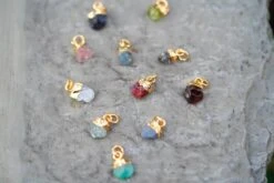 Bixorp Gems Ruwe Smaragd Hart Chakra Ketting - 18 Karaat Verguld Goud & Roestvrij Staal - 36cm + 8cm Verstelbaar 17 Bixorp Gems Ruwe Smaragd Hart Chakra Ketting - 18 Karaat Verguld Goud & Roestvrij Staal - 36cm + 8cm Verstelbaar -Liora Luxe Winkel 1200x800 17