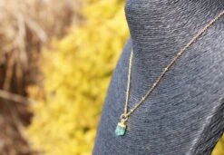 Bixorp Gems Ruwe Smaragd Hart Chakra Ketting - 18 Karaat Verguld Goud & Roestvrij Staal - 36cm + 8cm Verstelbaar 13 Bixorp Gems Ruwe Smaragd Hart Chakra Ketting - 18 Karaat Verguld Goud & Roestvrij Staal - 36cm + 8cm Verstelbaar -Liora Luxe Winkel 1200x829 3