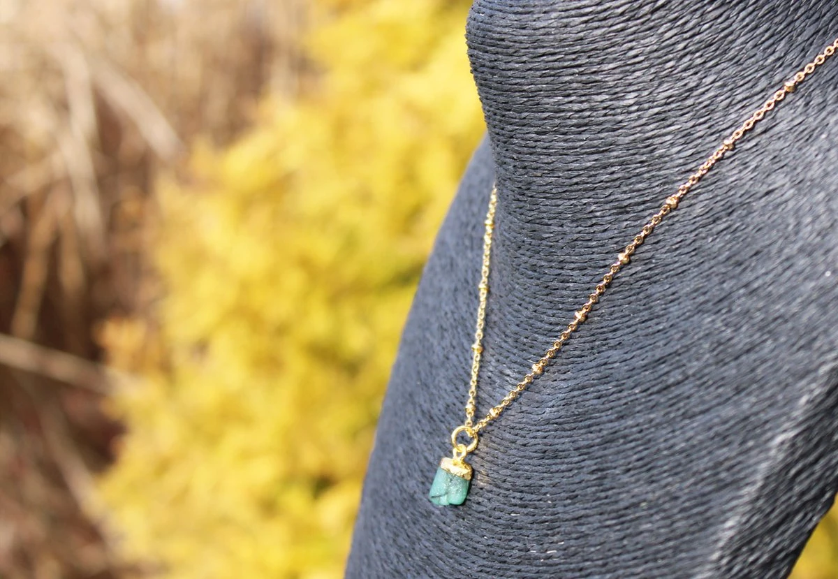 Bixorp Gems Ruwe Smaragd Hart Chakra Ketting - 18 Karaat Verguld Goud & Roestvrij Staal - 36cm + 8cm Verstelbaar 6 Bixorp Gems Ruwe Smaragd Hart Chakra Ketting - 18 Karaat Verguld Goud & Roestvrij Staal - 36cm + 8cm Verstelbaar - Afbeelding 4