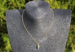 Bixorp Gems Ruwe Smaragd Hart Chakra Ketting - 18 Karaat Verguld Goud & Roestvrij Staal - 36cm + 8cm Verstelbaar 14 Bixorp Gems Ruwe Smaragd Hart Chakra Ketting - 18 Karaat Verguld Goud & Roestvrij Staal - 36cm + 8cm Verstelbaar -Liora Luxe Winkel 1200x829 4