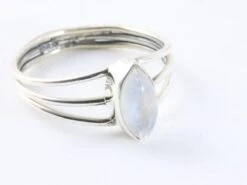 Opengewerkte Zilveren Ring Met Regenboog Maansteen - Maat 17