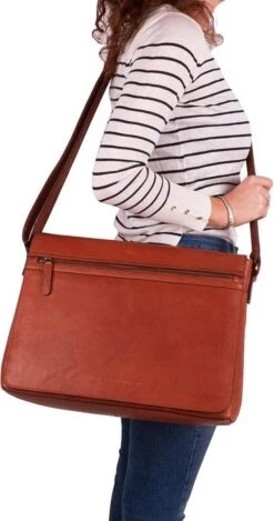 Chesterfield Schoudertas Met Overslag Marley A4 15.6'' Cognac -Liora Luxe Winkel 632x1200 1