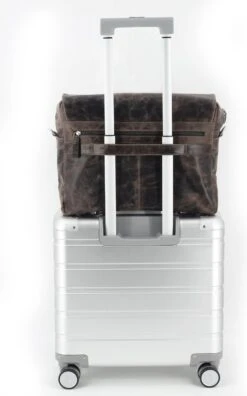 Roberto Romano Schoudertas - CATANIA - Bruin - Echt Leer - 28x40x9cm - JU-48212 -Liora Luxe Winkel 748x1200 5