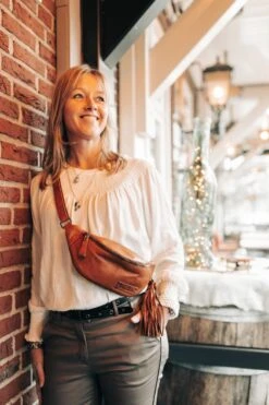 Nisa Leren Heuptas Cognac 11 Nisa Leren Heuptas Cognac -Liora Luxe Winkel 799x1200 2