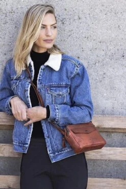 Spikes En Sparrow Compacte Schoudertas 2 Topzip Brandy -Liora Luxe Winkel 800x1200 17