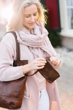 Justified Leren Shopper Met Etui Bruin -Liora Luxe Winkel 800x1200 22