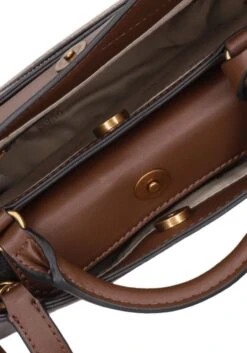 Guess Berta Sml Dbl Cmprtmnt Satchel Schoudertassen Dames - Camel - Maat ONESIZE 19 Guess Berta Sml Dbl Cmprtmnt Satchel Schoudertassen Dames - Camel - Maat ONESIZE -Liora Luxe Winkel 839x1200 3