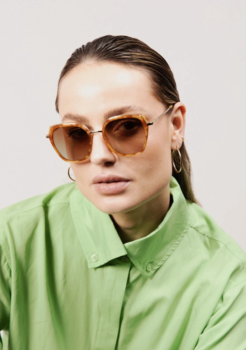 IKKI DONNA 73-20 Dames Zonnebril - Handgemaakt - Plantaardig Acetaat - Gepolariseerd - Oranje Turtle - Gradiënt Bruin 5 IKKI DONNA 73-20 Dames Zonnebril - Handgemaakt - Plantaardig Acetaat - Gepolariseerd - Oranje Turtle - Gradiënt Bruin - Afbeelding 3