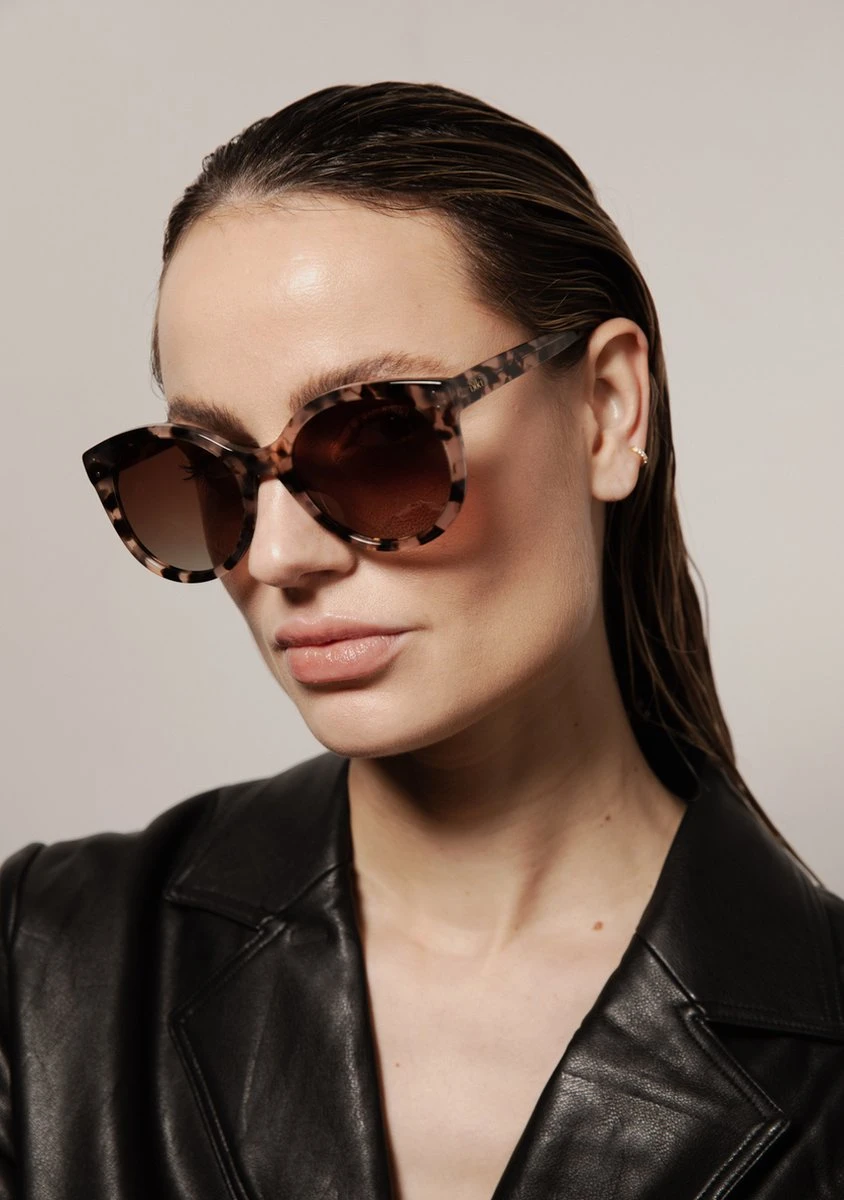 IKKI QUINN 95-8 Dames Zonnebril - Handgemaakt - Plantaardig Acetaat - Gepolariseerd - Transparant Roze Turtle 6 IKKI QUINN 95-8 Dames Zonnebril - Handgemaakt - Plantaardig Acetaat - Gepolariseerd - Transparant Roze Turtle - Afbeelding 4