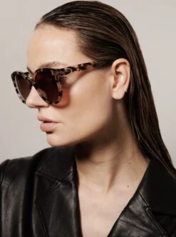 IKKI QUINN 95-8 Dames Zonnebril - Handgemaakt - Plantaardig Acetaat - Gepolariseerd - Transparant Roze Turtle 8 IKKI QUINN 95-8 Dames Zonnebril - Handgemaakt - Plantaardig Acetaat - Gepolariseerd - Transparant Roze Turtle -Liora Luxe Winkel 893x1200