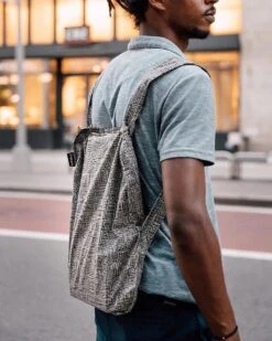 Notabag Rugzak / Shopper Hello World Grijs/Zwart 29 Notabag Rugzak / Shopper Hello World Grijs/Zwart -Liora Luxe Winkel 960x1200 3